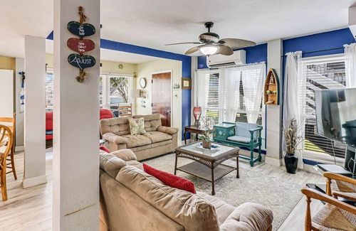 Palm Harbor Casa | Lovely waterfront home with balcony, full kitchen, & dog-friendly
