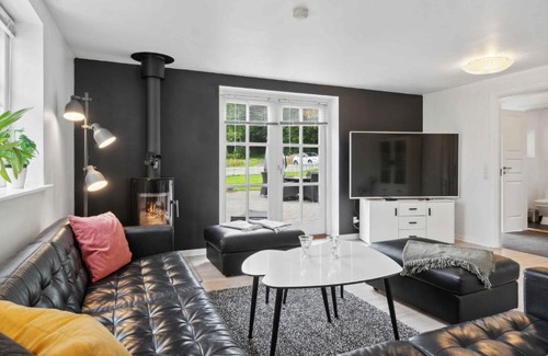 Juelsminde Casa | Lovely Well-Appointed Summer House With Hot Tub
