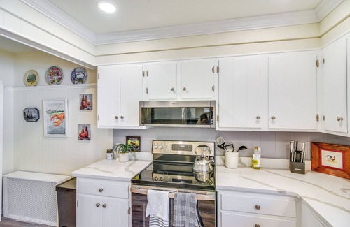 Westerly Casa | Lovely Westerley Home w/ Yard & Grill!