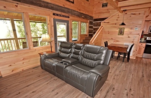 Gatlinburg - Pigeon Forge Cabina | LOVER'S LOFT - PRIVATE ANTIQUE LOG CABIN BETWEEN GBURG & PF WITH GREAT VIEWS!!!