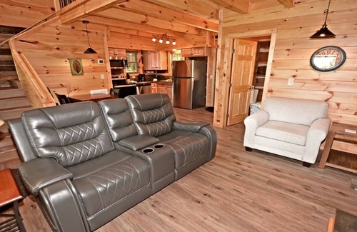 Gatlinburg - Pigeon Forge Cabina | LOVER'S LOFT - PRIVATE ANTIQUE LOG CABIN BETWEEN GBURG & PF WITH GREAT VIEWS!!!