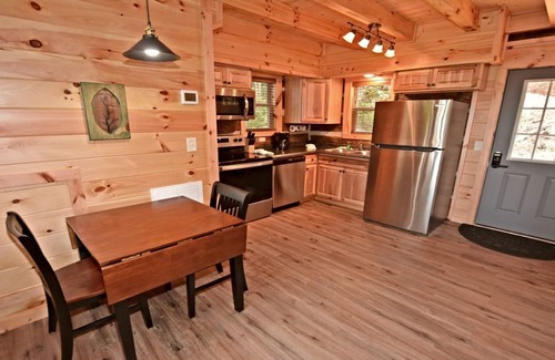 Gatlinburg - Pigeon Forge Cabina | LOVER'S LOFT - PRIVATE ANTIQUE LOG CABIN BETWEEN GBURG & PF WITH GREAT VIEWS!!!