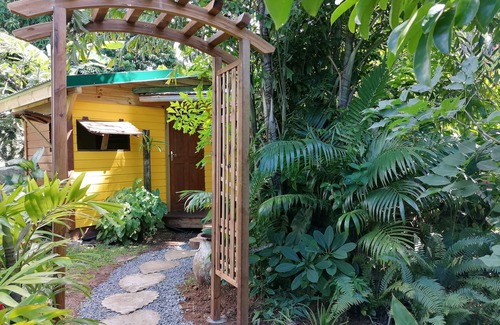 Pointe-Noire Cabaña | Nido de amor en el corazón de un frondoso jardín tropical