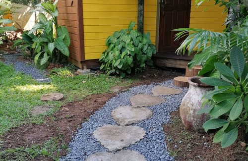 Pointe-Noire Cabaña | Nido de amor en el corazón de un frondoso jardín tropical