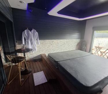 Miniac-Morvan Apartamento | loveroom avec spa privatif