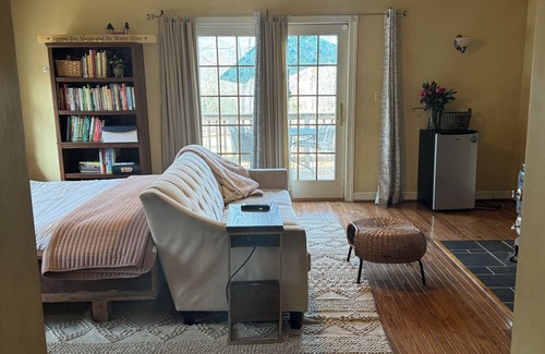 Gordonsville Casa | Lovers Lane FarmStay on a working family farm. Horses, cows, sheep, bees & more