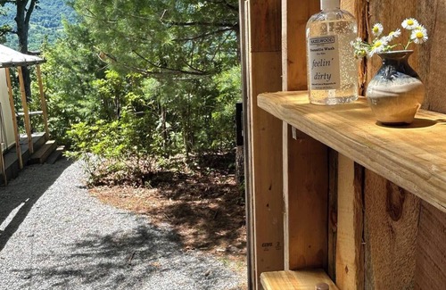 Waynesville Alquiler De RV | Lover’s Lookout is a treetop retreat /perfect for a romantic escape.
