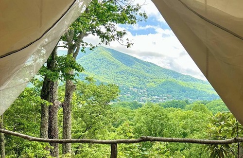 Waynesville Alquiler De RV | Lover’s Lookout is a treetop retreat /perfect for a romantic escape.