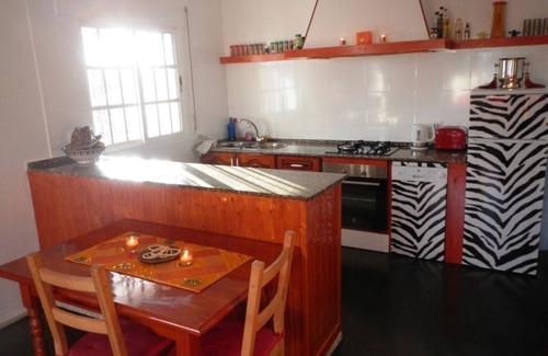 El Palmar Casa | Muy bien amueblada casa, 250 metros del mar, amplio jardín, azotea