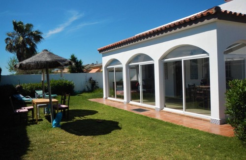 El Palmar Casa | Muy bien amueblada casa, 250 metros del mar, amplio jardín, azotea