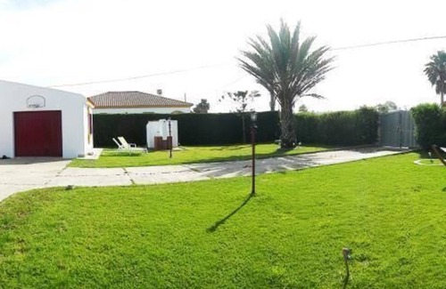El Palmar Casa | Muy bien amueblada casa, 250 metros del mar, amplio jardín, azotea