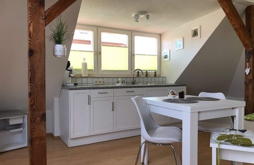Zwenkau Apartamento | Apartamento amueblado con amor en el piso superior