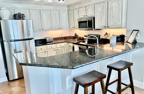 Gulf Shores Condominio | Torre de Cristal 1701, E. Unidad de esquina Dos suites King cada una con baño privado y balcón