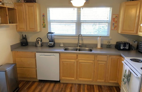 St. George Island Apartamento | Grande y ultra limpio cerca de la playa en el camino de la playa del condado. 2 LR, 2 cocinas y más
