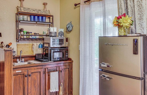 Graham Apartamento | Lower-Level Apt w/ Hot Tub & Sauna in Graham!