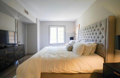 Oro-Medonte Apartamento | Lower Level LuxSuite - 1min Walk from Heated Pool!