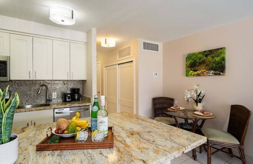Historic Lahaina Front Street Condominio | LS 306 Dream Maui Studio by the Beach Pool Hot Tub