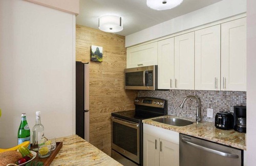 Historic Lahaina Front Street Condominio | LS 306 Dream Maui Studio by the Beach Pool Hot Tub