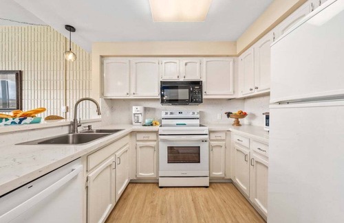 Historic Lahaina Front Street Condominio | LS PH4 Breathtaking Panoramic Mountain Views