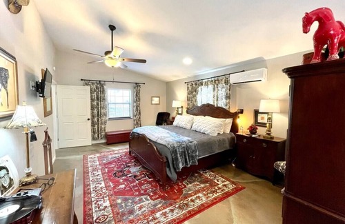 Valley View Cama Y Desayuno | Lubbock Room in Red Oak Lodge @ Towering Oaks b&b