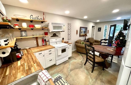 Valley View Cama Y Desayuno | Lubbock Room in Red Oak Lodge @ Towering Oaks b&b