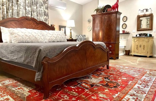 Valley View Cama Y Desayuno | Lubbock Room in Red Oak Lodge @ Towering Oaks b&b
