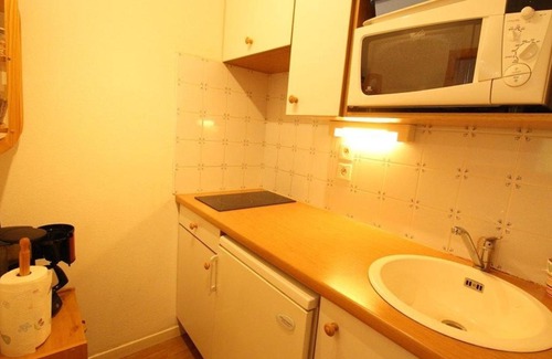 Bagneres-de-Luchon Apartamento | Luchon: Appart 2 pièces cabine - Balcon, Parking - FR-1-313-166