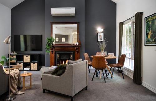 Hepburn Springs Casa | Lucini Cottage- wood fire and bush views