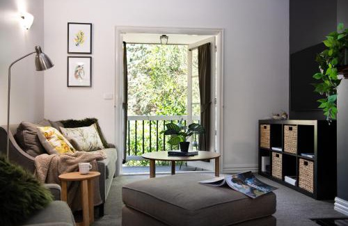 Hepburn Springs Casa | Lucini Cottage- wood fire and bush views