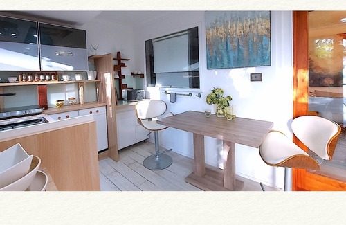 Palm Beach Apartamento | LUCKY Beach HOME! Centre of Palm Beach. Walk to Beach, Cafes, Golf Club, Jonah's