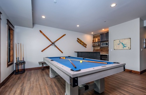 Waterfront Greens Casa | Lucky Bear Lakeside | Pet Friendly, Lake, Hot Tub!