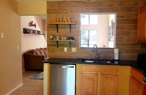 Jacksonville Casa | Lucky Lodge: 3Bd/2Bth Home Away from Home Sleeps8!
