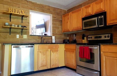 Jacksonville Casa | Lucky Lodge: 3Bd/2Bth Home Away from Home Sleeps8!