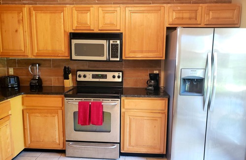 Jacksonville Casa | Lucky Lodge: 3Bd/2Bth Home Away from Home Sleeps8!