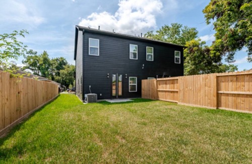 Northside Casa | Lucky Street Townhome in vibrant Houston