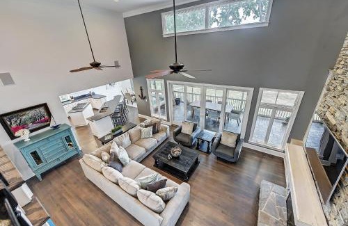 Mooresville Casa | Luckys Lake House by AvantStay Private Lake Bar