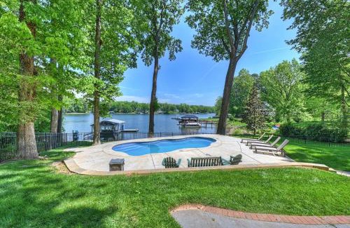 Mooresville Casa | Luckys Lake House by AvantStay Private Lake Bar