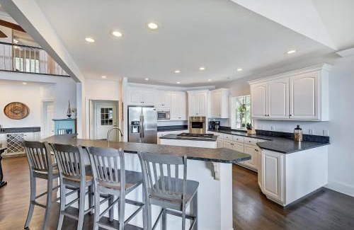 Mooresville Casa | Luckys Lake House by AvantStay Private Lake Bar