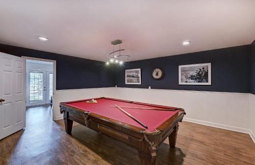 Mooresville Casa | Luckys Lake House by AvantStay Private Lake Bar
