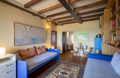 Guarene Casa | La sonrisa de Luisa, en la casa del siglo XVI cerca del castillo.