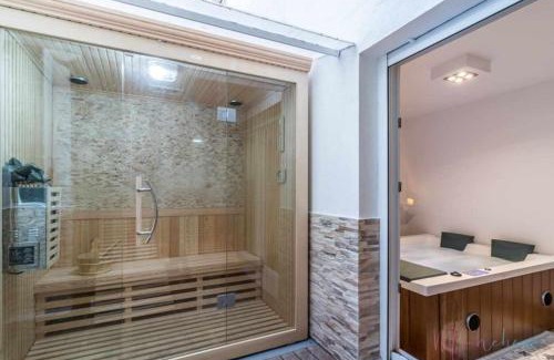 Huelva Apartamento | Lujo a tu alcance con spa y garaje, pleno centro