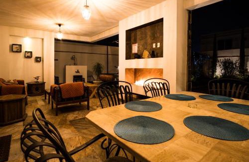 Leon Casa | Lujosa casa: alberca terapéutica 3x2m, chimenea, cocina profesional