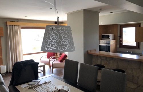 Dina Huapi Apartamento | Lujoso departamento con costa del Lago Nahuel Huapi con seguridad privada -5 PAX