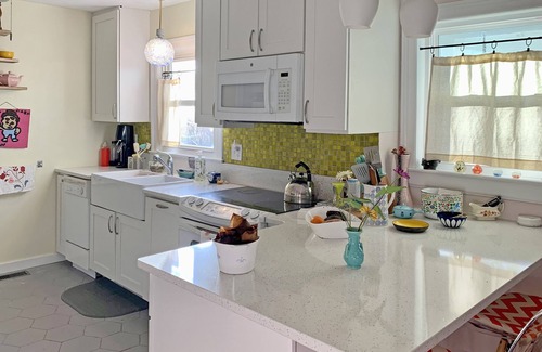 Wilmington Casa | Lullaby at the Lake - 1 bed 1 bath bungalow - Sleeps 4! Small pets welcome!