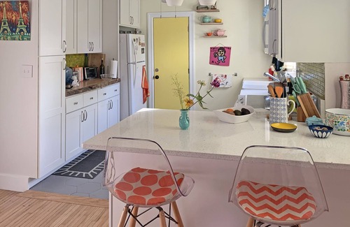 Wilmington Casa | Lullaby at the Lake - 1 bed 1 bath bungalow - Sleeps 4! Small pets welcome!
