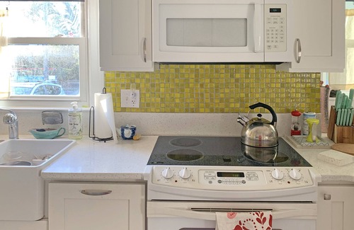 Wilmington Casa | Lullaby at the Lake - 1 bed 1 bath bungalow - Sleeps 4! Small pets welcome!