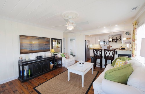 Holden Beach Casa | ¡Disfruta de la vida privada frente al mar en "LuLu Rose", una encantadora casa de campo con 2 dormitorios y 2 baños que ofrece un jacuzzi frente al mar!