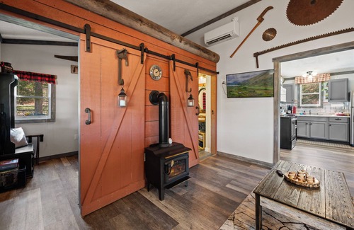 Sevierville Cabina | Lumberjack Family Retreat I Putt Putt I Pool Table I Darts I Hot Tub I Firepit