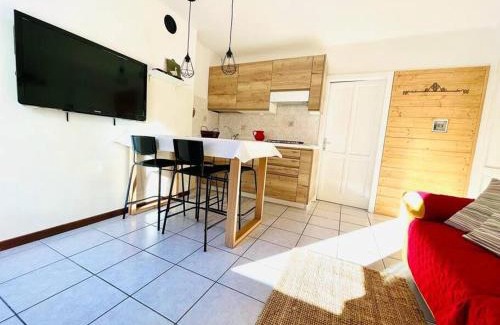 Carona Apartamento | Luminoso in centro paese
