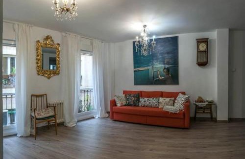 Embajadores Apartamento | Luminous, central, new and chic.